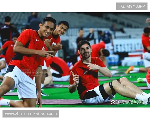 球星在训练课上帮助年轻球员提升射门精度